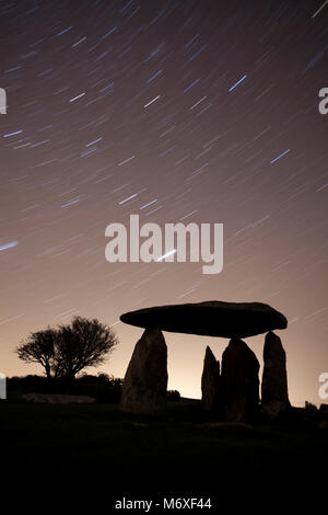 Pentre Ifan, Galles - Silhouette con tracce stellari. Il più popolare sito megalitico in Galles, Pentre Ifan è una splendida camera di sepoltura con un enorme caps Foto Stock