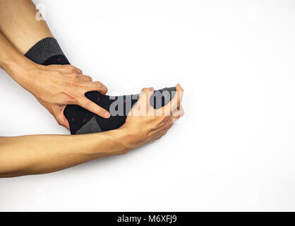 Il dolore alla caviglia con calza e massaggio a mano Foto Stock