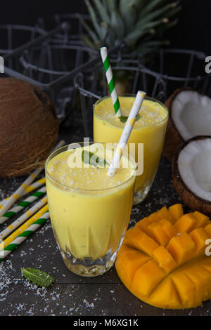 Frullato di mango / Lassi con cocco fresco e menta Foto Stock