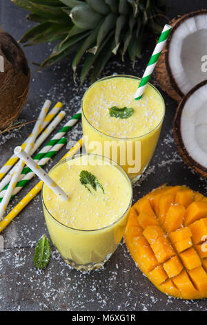 Frullato di mango / Lassi con cocco fresco e menta Foto Stock
