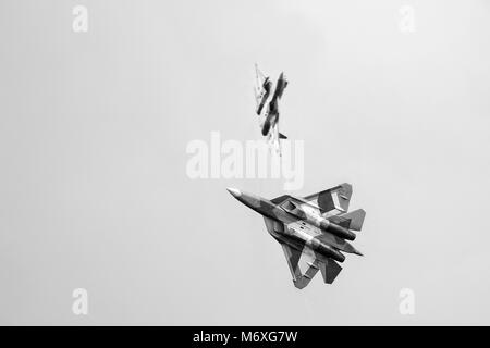 Nuova Federazione cinque della generazione fighter su 57 (T-50) mostra dimostrazione di volo a Mosca salon MAKS 2017. 18.07.2017, Zhukovsky, Russia. Foto Stock