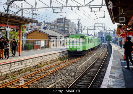 Kyoto, Giappone - 29 Dicembre 2014 : treno arrivando a Fushimi Inari station Foto Stock