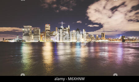 Ampio angolo di immagine della città di New York skyline notturno, dai toni di colore immagine, STATI UNITI D'AMERICA. Foto Stock