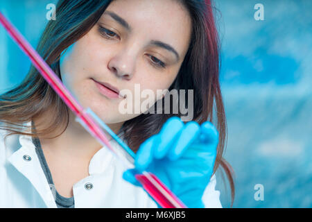 Gli scienziati la miscelazione di prodotti chimici. Esperimento di chimica Foto Stock