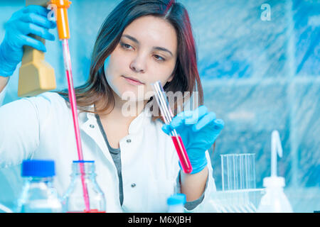 Gli scienziati la miscelazione di prodotti chimici. Esperimento di chimica Foto Stock