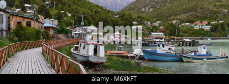 Caleta Tortel, un piccolo borgo costiero situato nel mezzo di Aysen (sud del Cile)'s fiordi Foto Stock