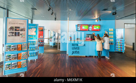 Banco informazioni turistiche presso il municipio di Reykjavik, Islanda Foto Stock