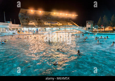 Le persone che si godono la piscina, Reykjavik, Islanda Foto Stock