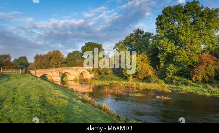 Il fiume Welland fluisce attraverso il sud della contea del Lincolnshire vicino a Stamford. Ecco l'antico ponte che attraversa il fiume a Uffington. Foto Stock