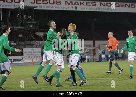 31 Marzo 2009 Calcio internazionale - Irlanda del Nord U21 v Ucraina U21 presso Shamrock Park Portadown, Irlanda del Nord. James McClean Irlanda del Nord under 21. James McClean (centro) si unisce alle celebrazioni dopo Chris Casement equalizzata per l Irlanda del Nord. McClean successivamente optato per giocare per la Repubblica di Irlanda. Punteggio finale - Irlanda del Nord U21 1 Ucraina U21 1. Foto Stock