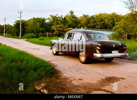 Vintage nero auto in una zona rurale di Cuba Foto Stock