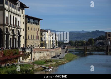 Banca del fiume Arno, Firenze, Italia. Ottobre 2017 Foto Stock