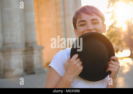 Bella donna faccia nascondere dietro hat mostra gli occhi Foto Stock