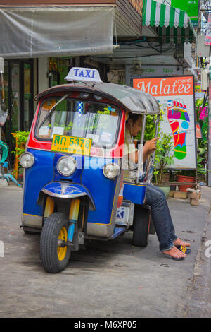 BANGKOK, Tailandia - 20 FEB 2015: Tuktuk nel centro cittadino di Bangkok, tradizionale moto-taxi. Tuktuk è popolare tra i turisti Foto Stock