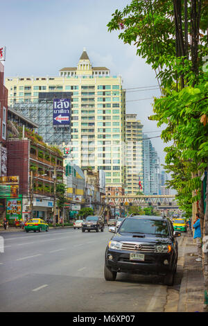 BANGKOK, Tailandia - 20 FEB 2015: strada nella periferia di Bangkok. Le strade della periferia di questo metropolisnot caricato come nel centro Foto Stock