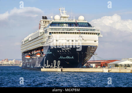 Palma de Mallorca, Spagna - 1 Novembre 2015: Crociera Mein Schiff 2 di TUI Cruises ancorati nel porto. Foto Stock