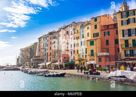 La bellissima cittadina di Porto Venere, chiamato anche Portovenere, con i caratteristici edifici medievali e il porto. Le Cinque Terre Liguria, Italia Foto Stock