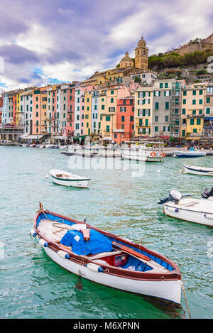 La bellissima cittadina di Porto Venere, chiamato anche Portovenere, con i caratteristici edifici medievali e barche colorate. Le Cinque Terre Liguria, Italia Foto Stock