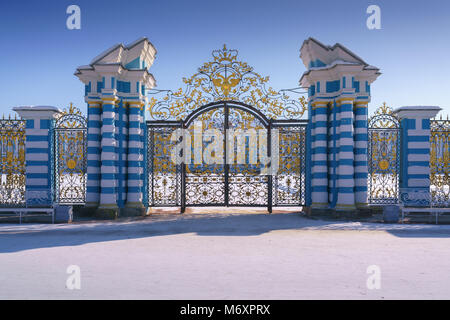 Golden Gate nel Palazzo di Caterina, Carskoe Selo, Pushkin, San Pietroburgo, Russia Foto Stock