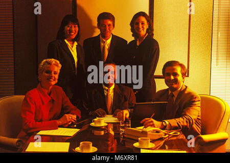 2000 Gruppo storico ritratto di multi etnico business persone che indossano tute in OFFICE SALA RIUNIONI Foto Stock