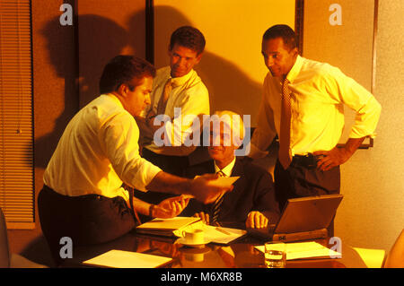 2000 caucasico storico business man rende la presentazione al multi etnico di uomini di affari in OFFICE MEETING Foto Stock