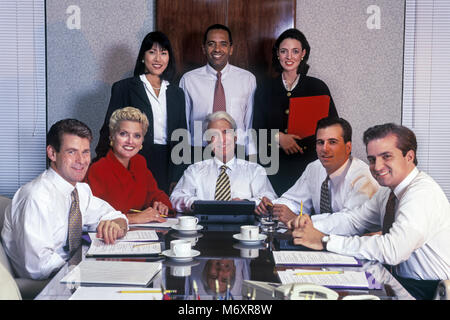 2000 Gruppo storico ritratto di multi etnico persone BUSINESS SALE RIUNIONI IN SALA CONFERENZE Foto Stock