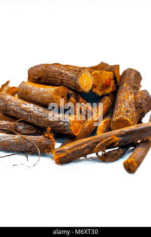 Close up di erba ayurvedica radice di liquirizia, radice di liquirizia, Mulethi o Glycyrrhiza glabra root isolato su bianco è molto vantaggioso per la Calma il tuo Foto Stock