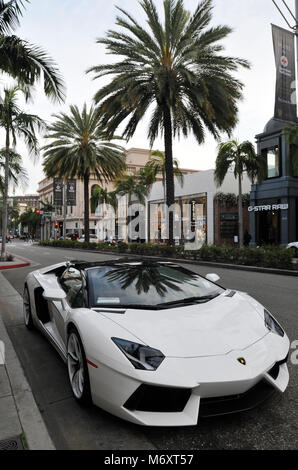 Lamborghini parcheggiato sulla famosa Rodeo Drive, nel cuore di Beverly Hills, la California. La strada è noto per il suo high-end di lusso negozi di beni. Foto Stock