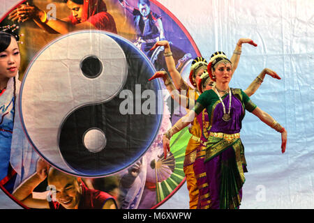 India danza tradizionale con yin yang simbolo Foto Stock