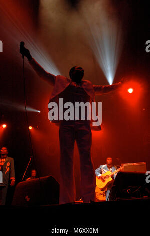 Womad Festival 2005. Lettura, Berks, Inghilterra. Banda Samba guidato da Neguinho da Beija-Flor. Il 31 luglio 2005 Foto Stock