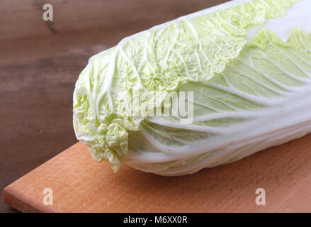 Fresche e mature cavolo cinese sul tagliere. Ingredienti per insalata. Pronta per la cottura. Foto Stock