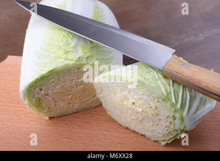 Fresche e mature cavolo cinese e il coltello sul tagliere. Ingredienti per insalata. Pronta per la cottura. Foto Stock