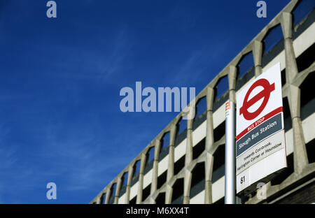 Brunel alla stazione degli autobus e multipiano parcheggio auto Slough, Berkshire, Inghilterra. Reso famoso da hit BBC serie di commedia, l'Ufficio. Foto Stock