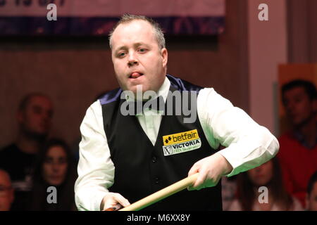 John Higgins è la riproduzione di snooker durante il World Snooker torneo "Victoria Bulgaria aperto" di Sofia, Bulgaria - 18 novembre, 2012. Foto Stock