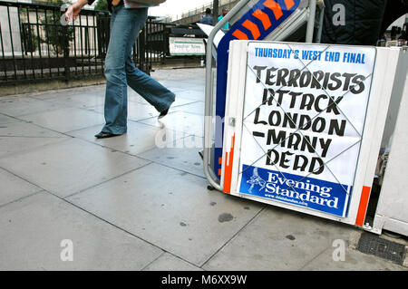 7/7/05. Londra attacchi terroristici . Evening Standard titolo di giornale billboard vicino a Edgware Road Station di Londra, Regno Unito. . Foto Stock