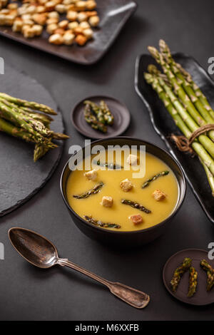 In casa crema di asparagi zuppa con crostoni di pane croccante Foto Stock