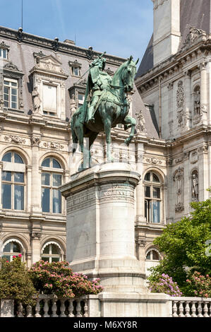 PARIGI, FRANCIA - 06 MAGGIO 2011: Statua equestre di Etienne Marcel presso l'Hotel de Ville Foto Stock