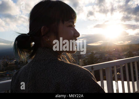 Bellissima ragazza in uno yukata con la vista del Monte Fuji durante il tramonto Foto Stock