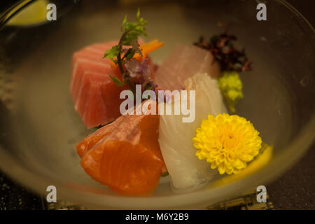 Assortimento di sashimi tra cui salmone, tonno e pesce re è servita come antipasto come parte di una tradizionale cena giapponese conosciuta anche come Keiseki Foto Stock