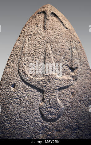 Tardo neolitico europeo Menhir preistorici di pietra permanente con intagli sulla sua faccia laterale. La rappresentazione di un stylalised figura maschile inizia a Foto Stock