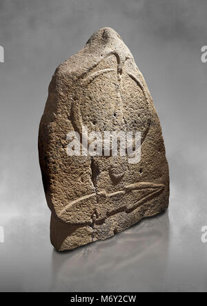 Tardo neolitico europeo Menhir preistorici di pietra permanente con intagli sulla sua faccia laterale. La rappresentazione di un stylalised figura maschile inizia a Foto Stock