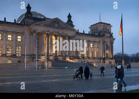 Il palazzo del Reichstag al tramonto, nel quartiere Mitte di Berlino, Germania Foto Stock