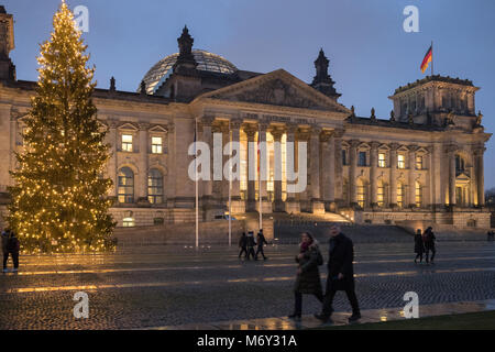 Il palazzo del Reichstag al tramonto, nel quartiere Mitte di Berlino, Germania Foto Stock