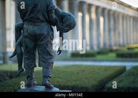 Una statua nei giardini della Alte Nationalgalerie, nel quartiere Mitte di Berlino, Gernany Foto Stock