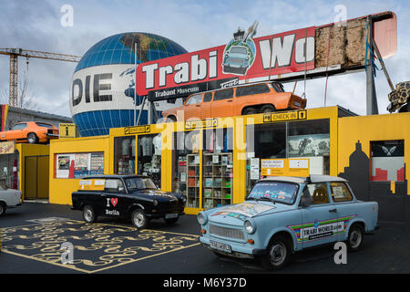 Trabant Mondo, Zimmerstrasse, nel quartiere Mitte di Berlino, Germania Foto Stock