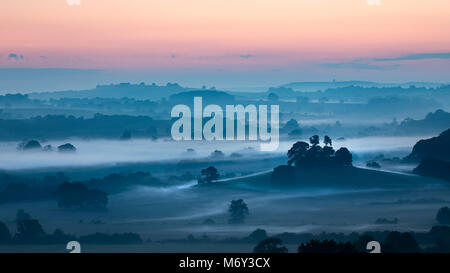 Alba sul Compton Pauncefoot dal Castello di Cadbury, Somerset, Inghilterra, Regno Unito Foto Stock