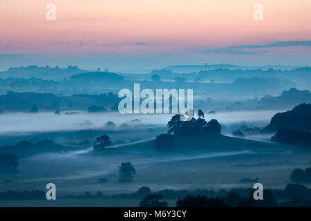 Alba sul Compton Pauncefoot dal Castello di Cadbury, Somerset, Inghilterra, Regno Unito Foto Stock