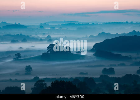 Alba sul Compton Pauncefoot dal Castello di Cadbury, Somerset, Inghilterra, Regno Unito Foto Stock