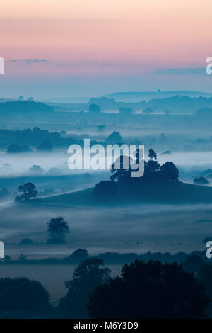 Alba sul Compton Pauncefoot dal Castello di Cadbury, Somerset, Inghilterra, Regno Unito Foto Stock