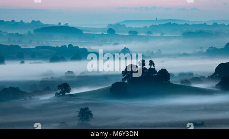 Alba sul Compton Pauncefoot dal Castello di Cadbury, Somerset, Inghilterra, Regno Unito Foto Stock